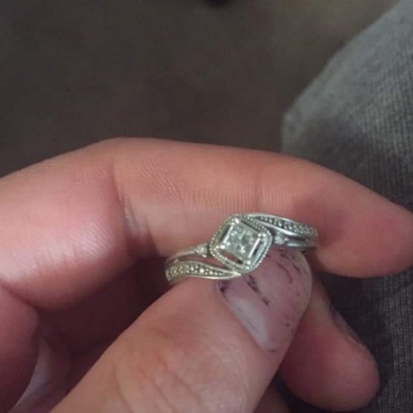 10k white gold ring - Picture 2 of 2